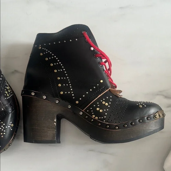 Burberry Black Lace-Up Boots with Red Accents - Picture 9 of 15